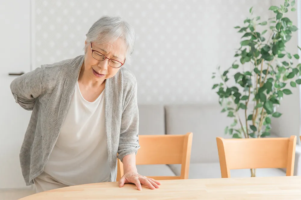 腰を痛がる様子